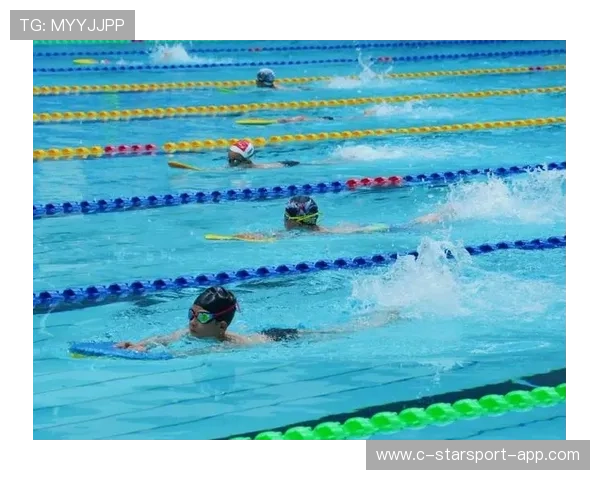 游泳接力赛紧张刺激，换泳手环节决定胜负，游泳接力比赛临时换人